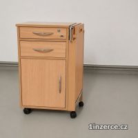 Zdravotn� no�n� stolek k l��ku